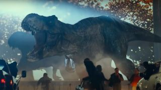 Ein T-Rex brüllt bei einer Vorführung im Autokino in Jurassic World: Ein neues Zeitalter