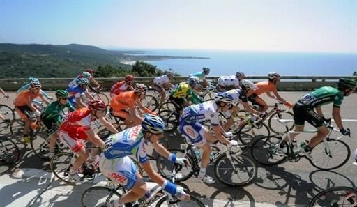The Crit&eacute;rium International peloton
