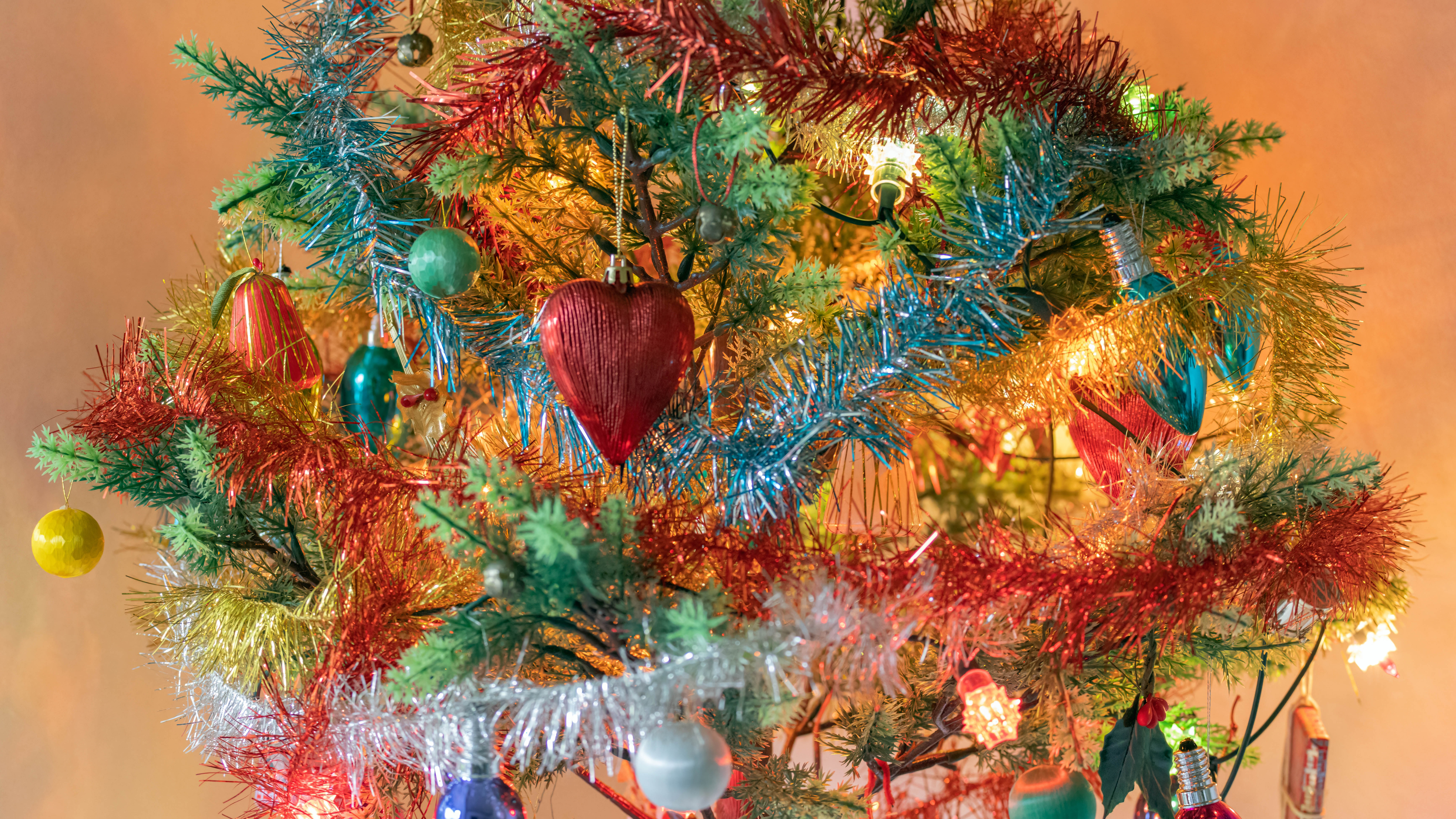 Рождественская мишура на елке