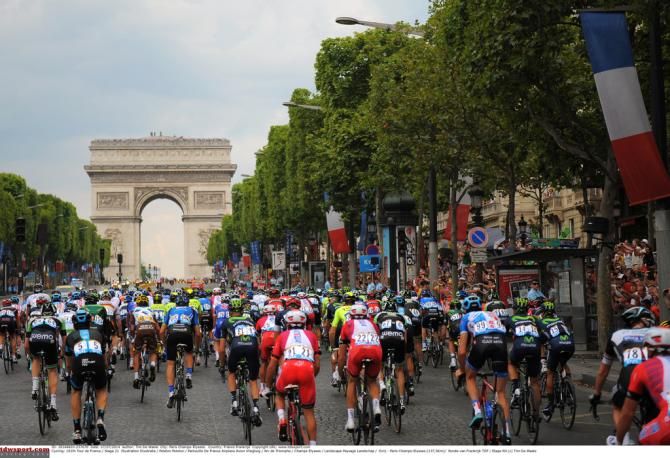 The peloton heads up the Champs-&Eacute;lys&eacute;es to the Arc de Triomphe