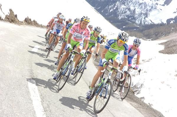 Ivan Basso, Alessandro Vanotti and Vicenzo Nibali (Liquigas-Doimo) work together.