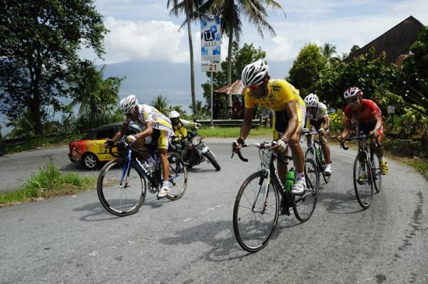 leading riders passed climb of "Kelok44"