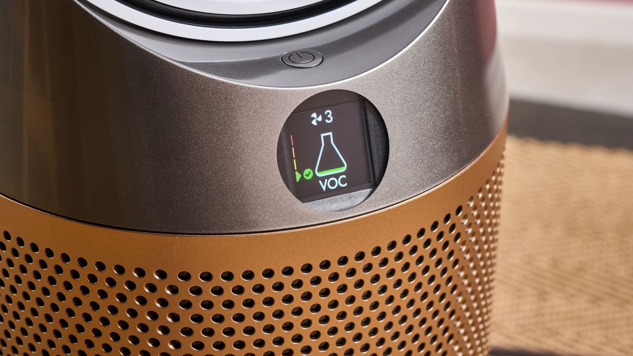 The circular screen on the front of the TP09 shows the current VOC reading.