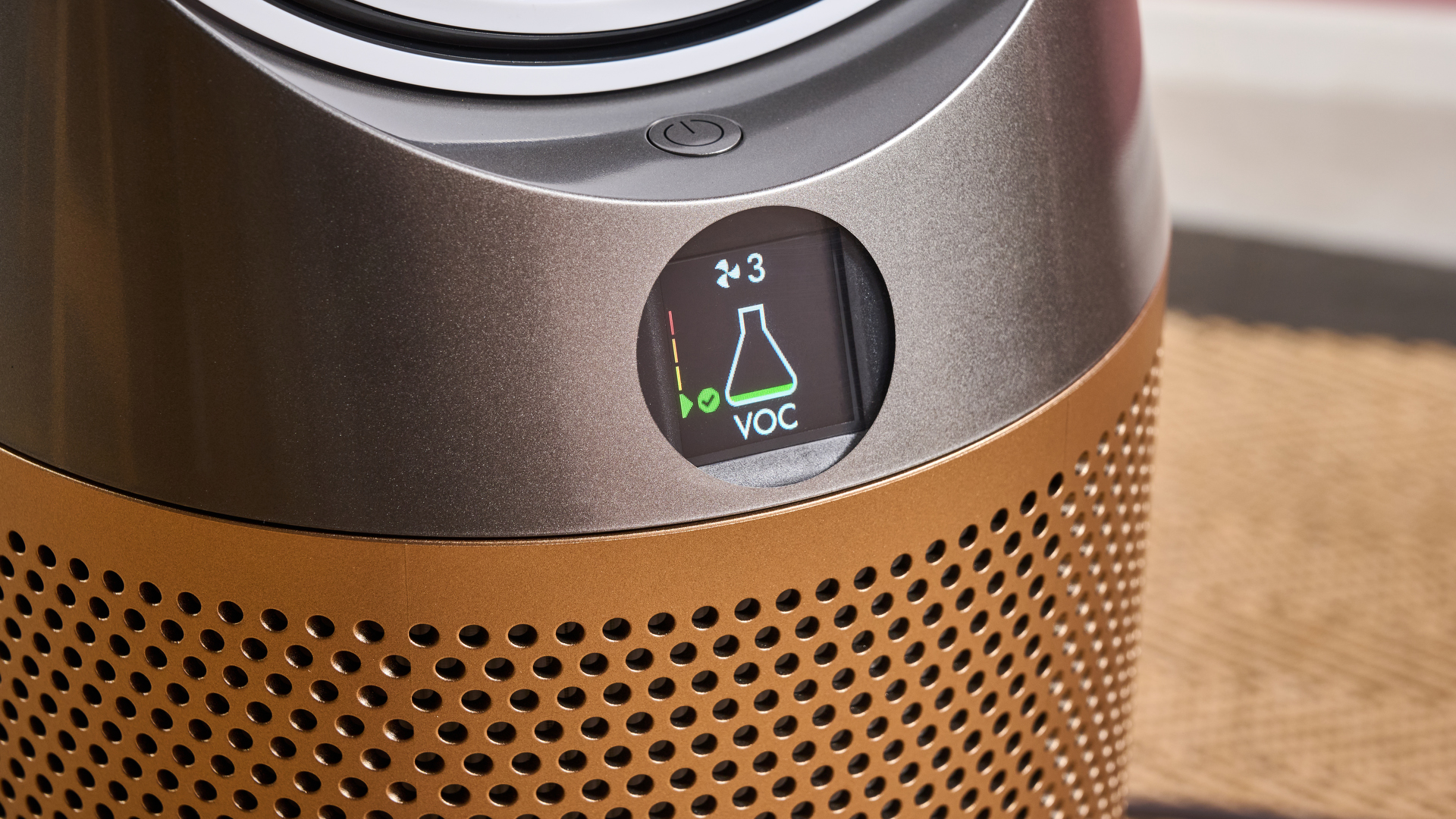 The circular screen on the front of the TP09 shows the current VOC reading.