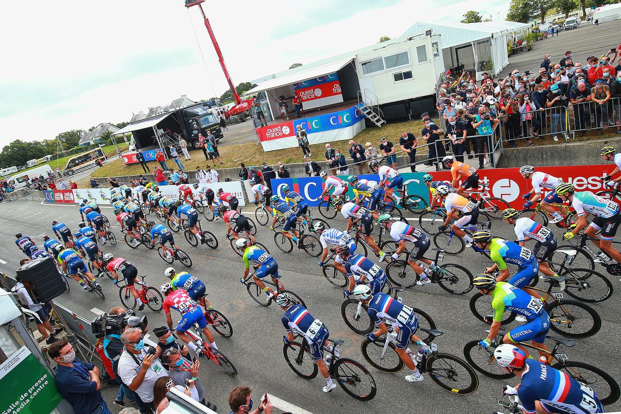 The elite men roll out from the start