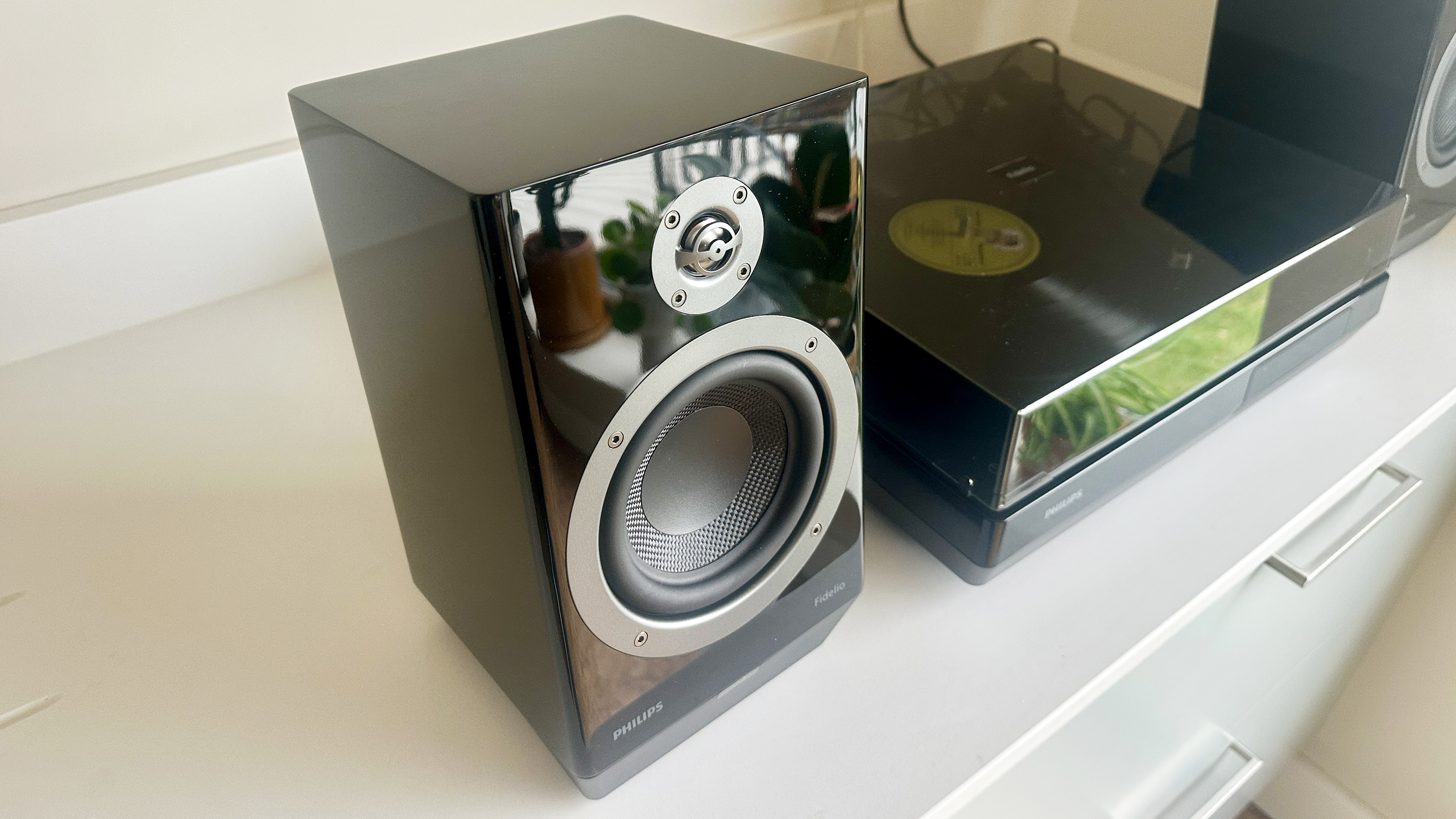 Philips Fidelio FT3 speakers with FT1 turntable-meets-CD-player review