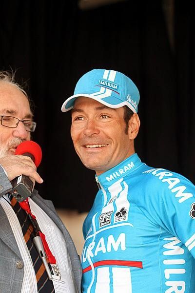 A smiling Erik Zabel (Team Milram) answers questions on the sign-in podium.
