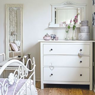 bedroom with cream wall and drawers