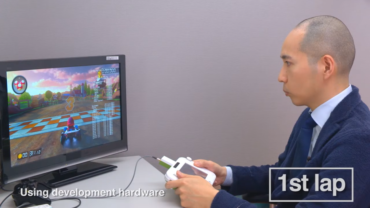 El desarrollador de Nintendo, Kosuke Yabuki, usa el gamepad de Wii U para jugar a Mario Kart 8