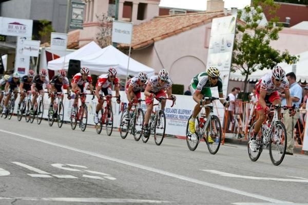 The field chases the break on the last lap