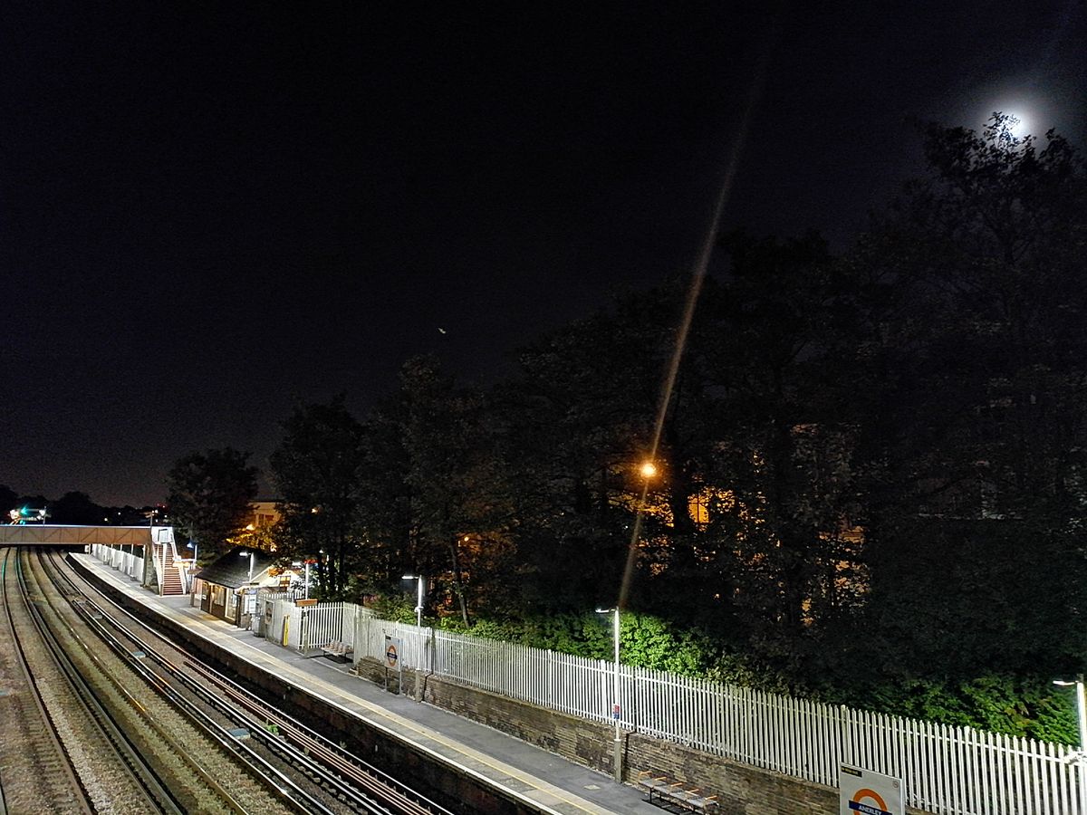 Use the AI-assisted night mode and you&rsquo;ll see radical improvements in sharpness, dynamic range and overall clarity. Nice work, Honor.