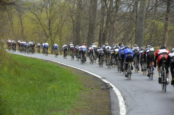 The peloton on the wet road near Buskirk