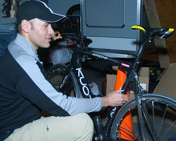 Alex Wassmann of SRAM approves the new bike fitted with Force components