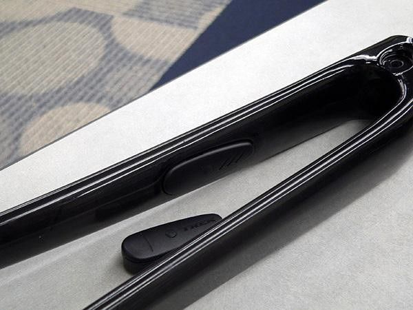 The Race Lite fork includes an integrated pocket that will accept the new Speed Sensor 2.4GHz wireless computer transmitter.