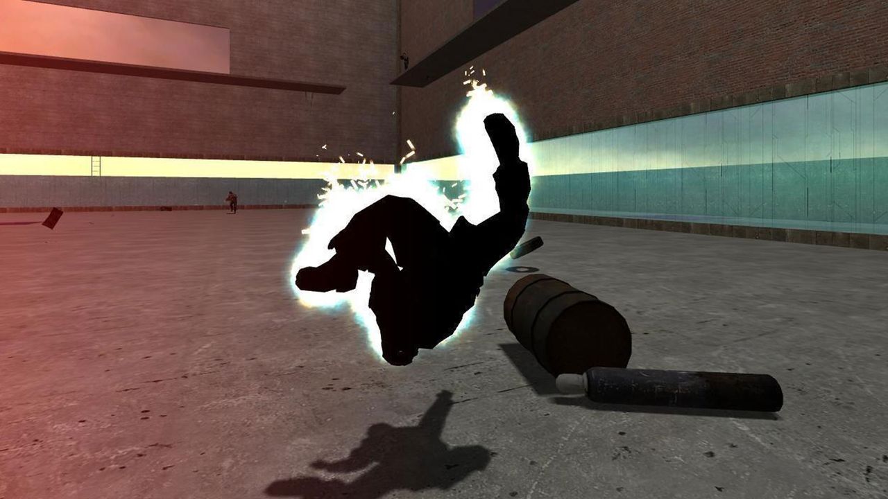 Half-Life 2 deathmatch screenshot showing online multiplayer action