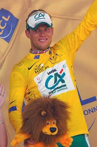 Thor Hushovd (Credit Agricole) with his yellow jersey lion