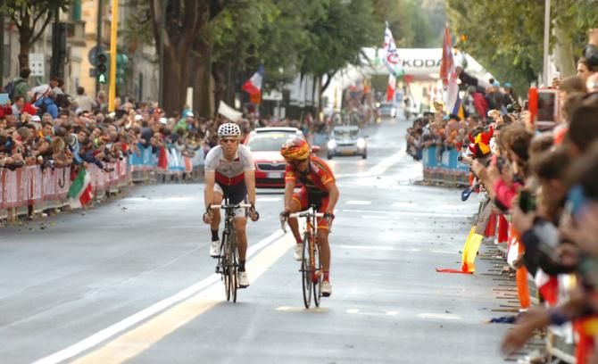 Less than one kilometre remains in the world championship road race with the rainbow jersey to be decided between Rui Costa (Portugal), left, and Joaquim Rodriguez (Spain)