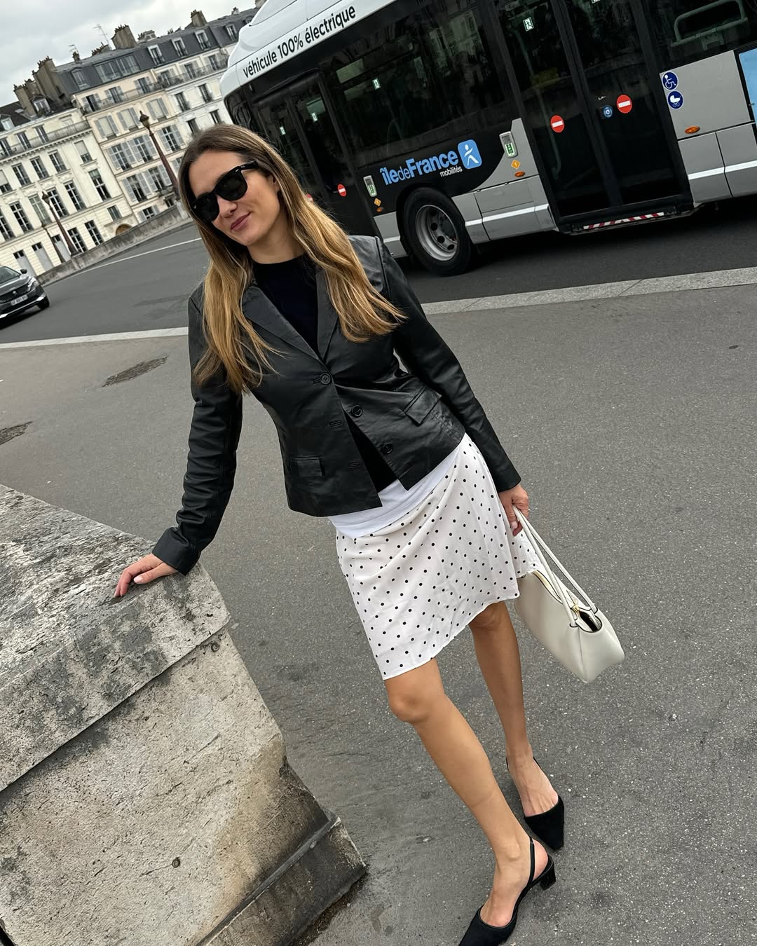 influencer outfit photo featuring a white handbag
