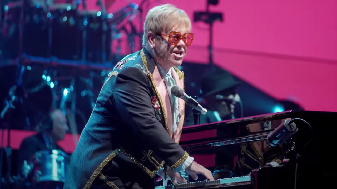 Elton John tocando el piano en el tráiler de Elton John Live: Farewell From Dodger Stadium
