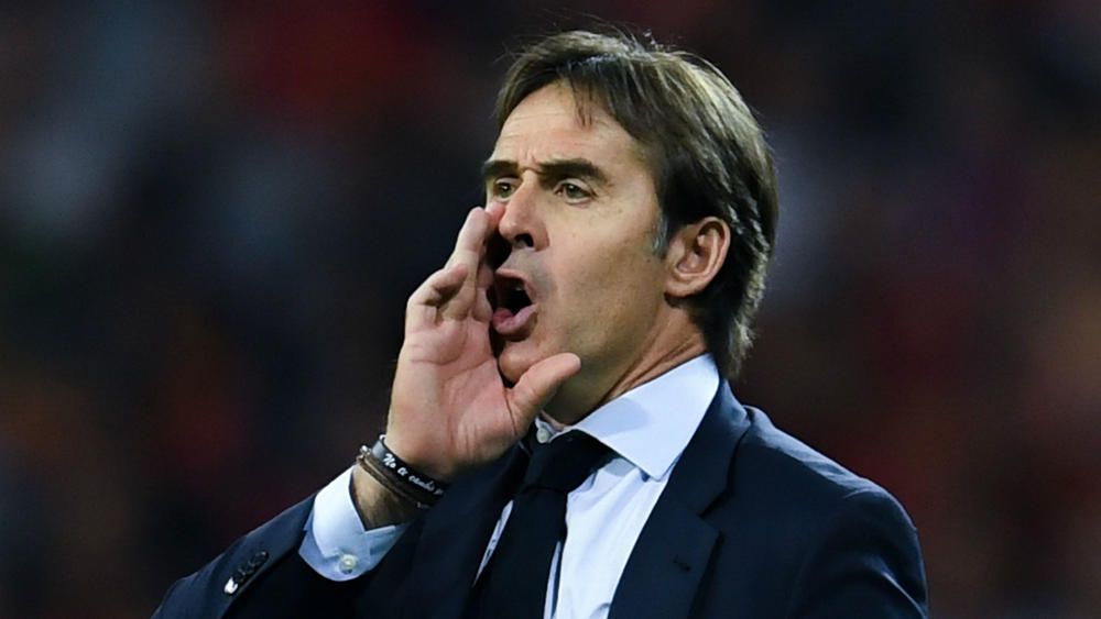 Julen Lopetegui shouting from the touchline