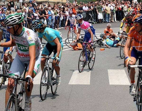 Alberto Contador crashed mid-race