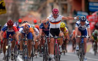 Oscar Freire jumps in to win the 2004 Milan-San Remo