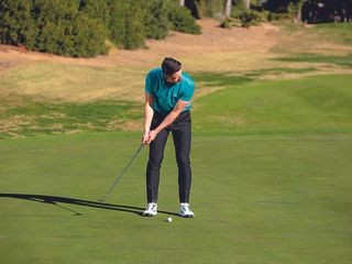 Gary Munro demonstrating a putting 'feel' drill that works on pace of putts