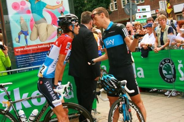 Fr&auml;nk Schleck (Saxo Bank) talking to Kurt Alse Arvesen from Team Sky.