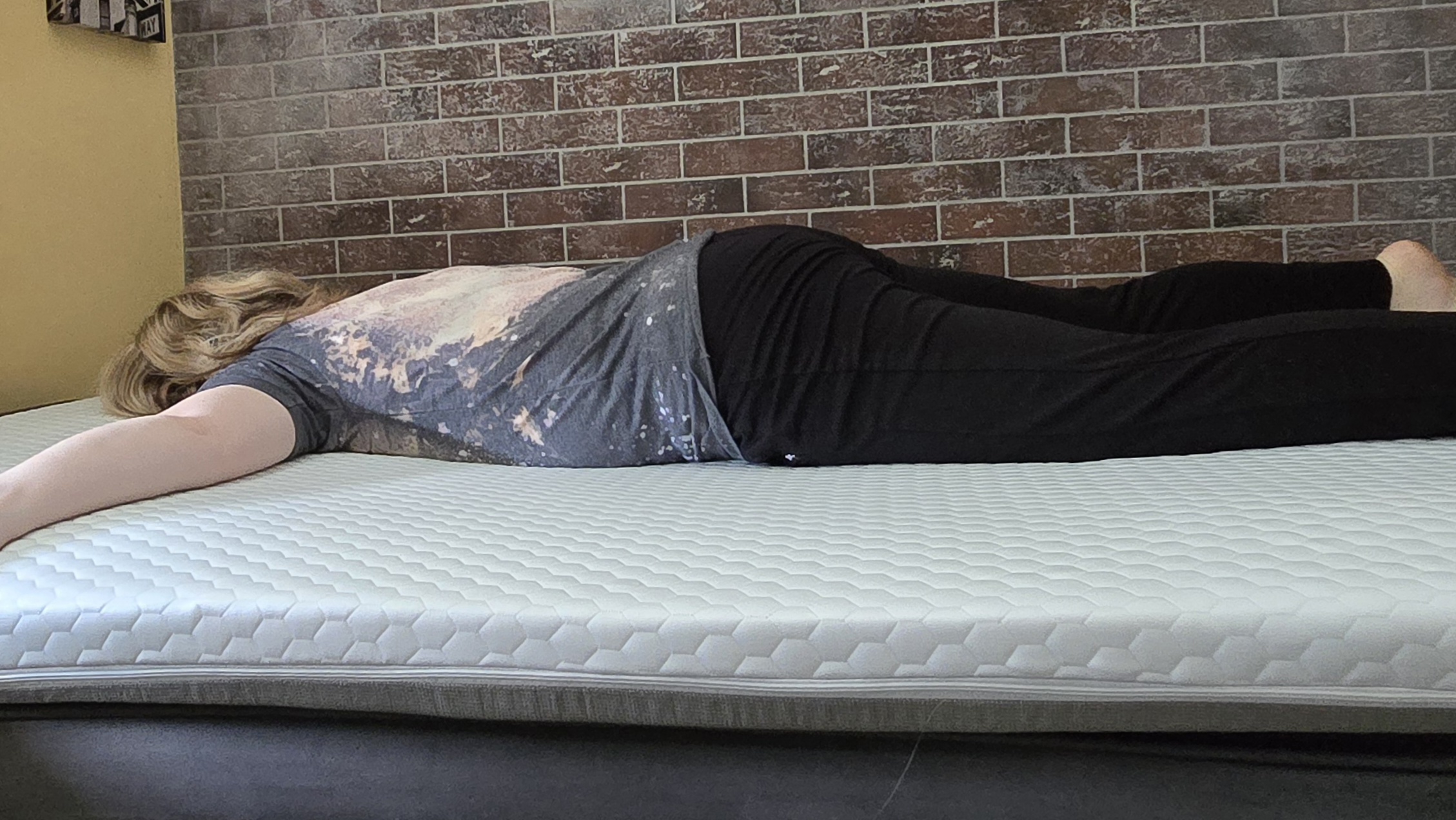 Sleep tester rests in position on the Helix ErgoAlign Mattress Topper.