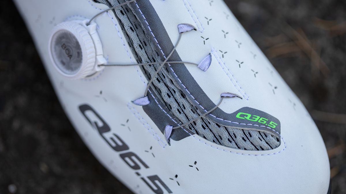Q36.5 Unique Shoe split upper