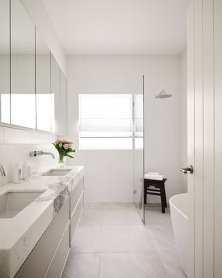 A bathroom with porcelain tiles