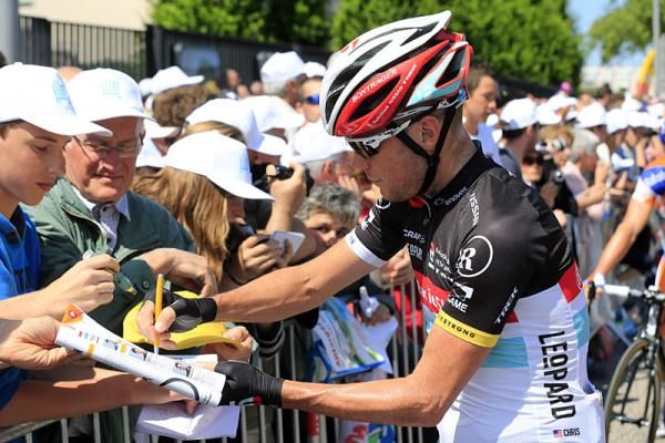 Chris Horner (RadioShack-Nissan) signs autographs for fans in Rouen.