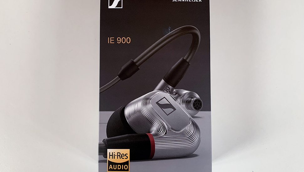 Sennheiser IE 900 Verpackung liegt auf einem weißen Tisch