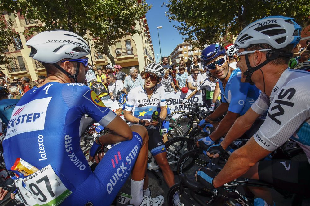 Italian riders catch up for a chat before the start