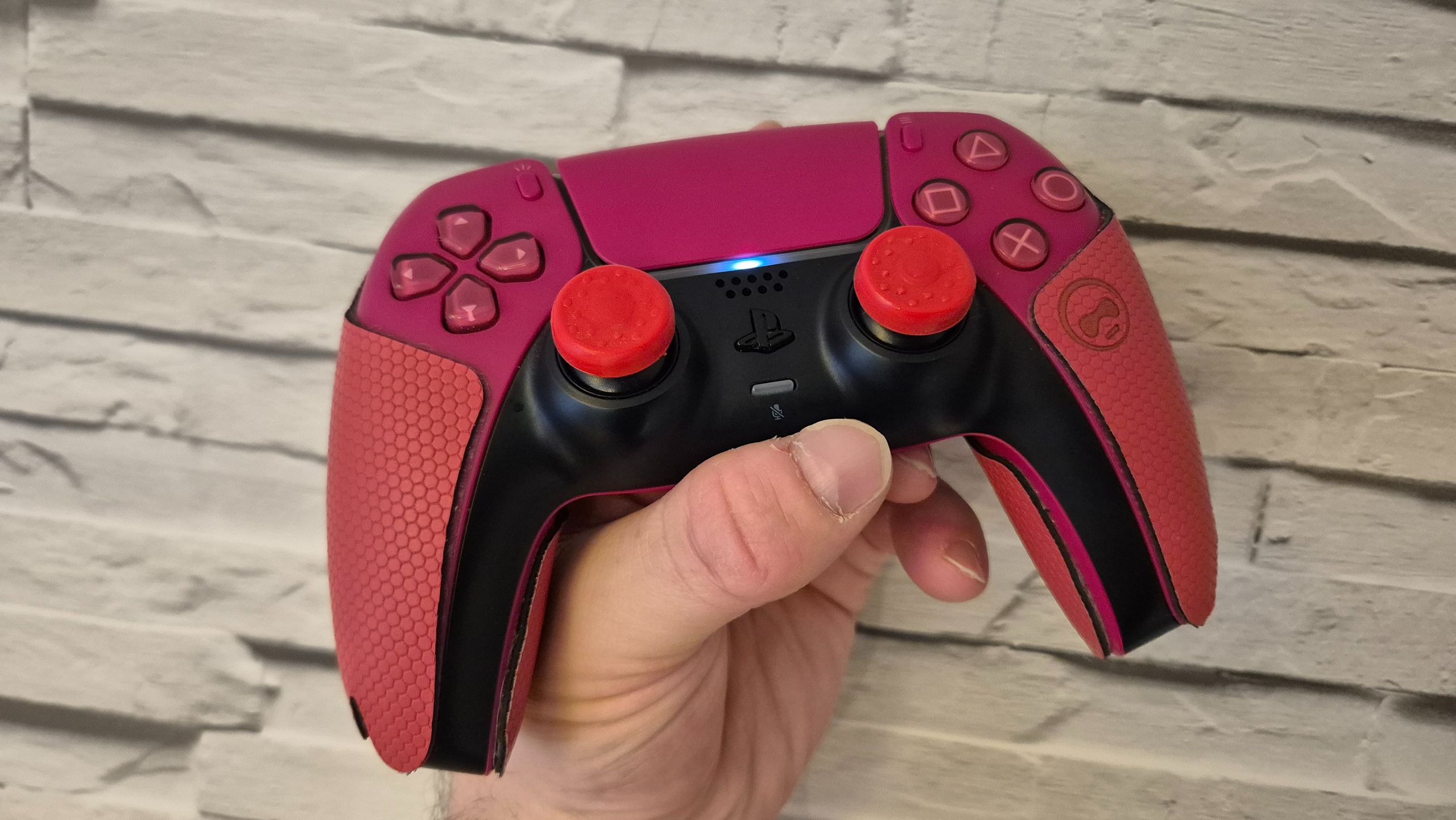 Aksesori DualSense murah ini adalah perlengkapan dari pengaturan PS5 saya dan membuktikan Anda tidak perlu mengeluarkan uang untuk meningkatkan permainan Anda