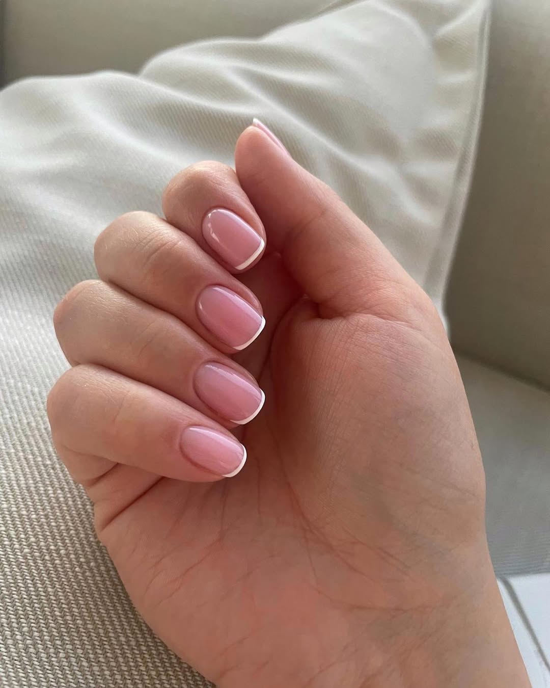 Thin line on short French tip nails