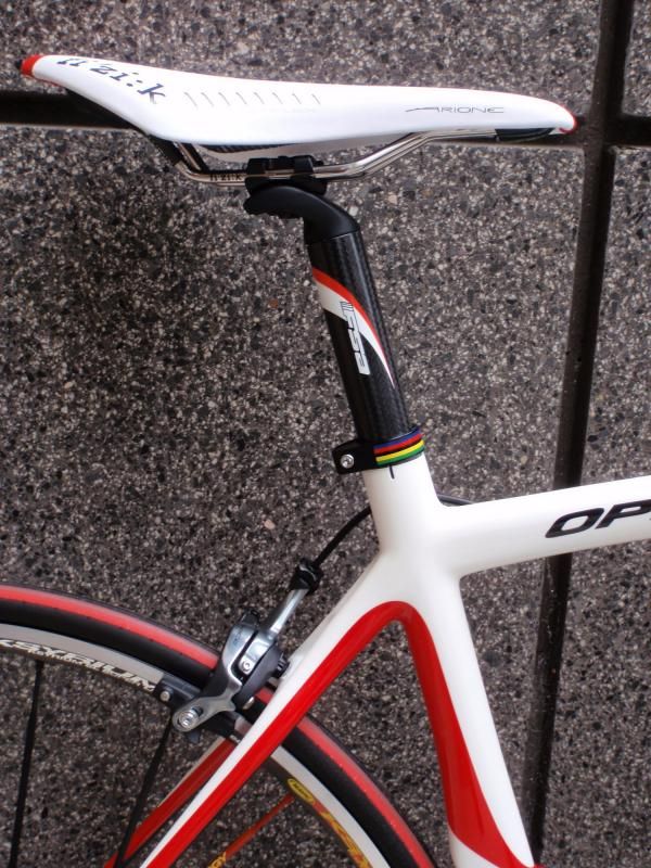 The FSA Carbon Pro seatpost is matched with a fi'zi:k Arione saddle with k:ium rails