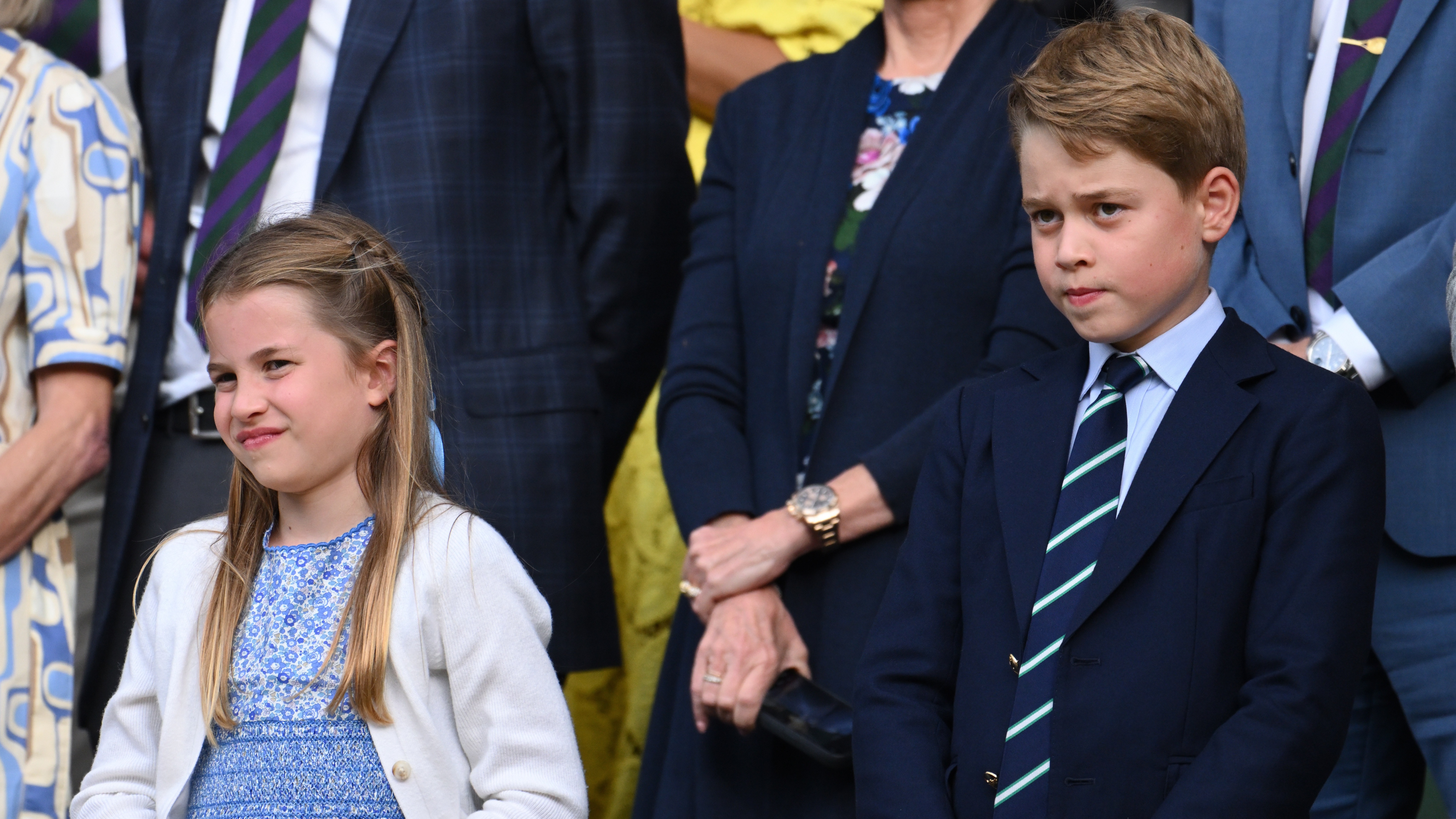 Princezna Charlotte z Walesu a princ George z Walesu sledují Carlos Alcaraz vs Novak Djokovič ve finále mužského Wimbledonu 2023