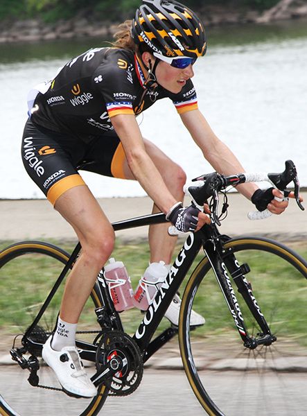 Mara Abbott (Wiggle Honda) pushes hard to left and manages to open up a small gap