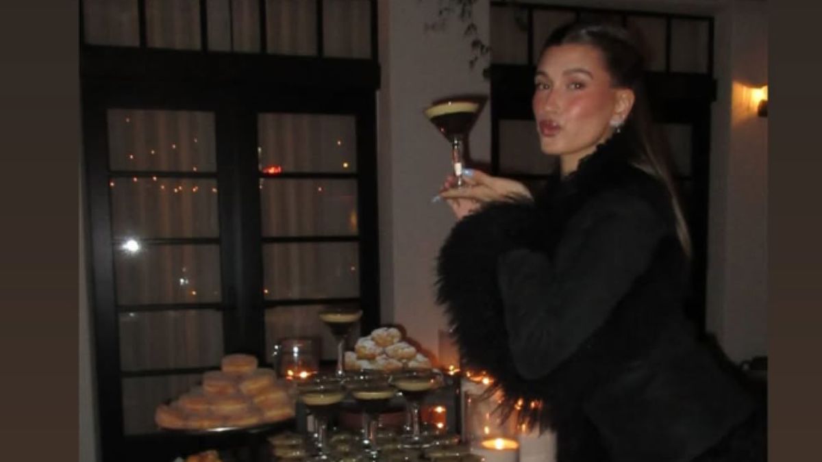 Hailey Bieber fête ses 28 ans dans un haut à plumes opulent et une manucure Martini