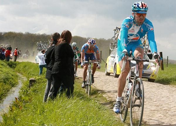 Franck R&eacute;nier (Bouygues Telecom) leads on the shoulder.