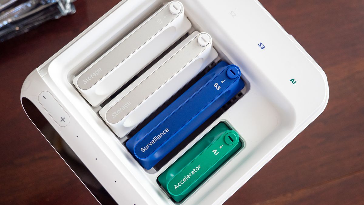 Setting up the UGREEN HomeAgent HA100 and plugging all the harddrives in