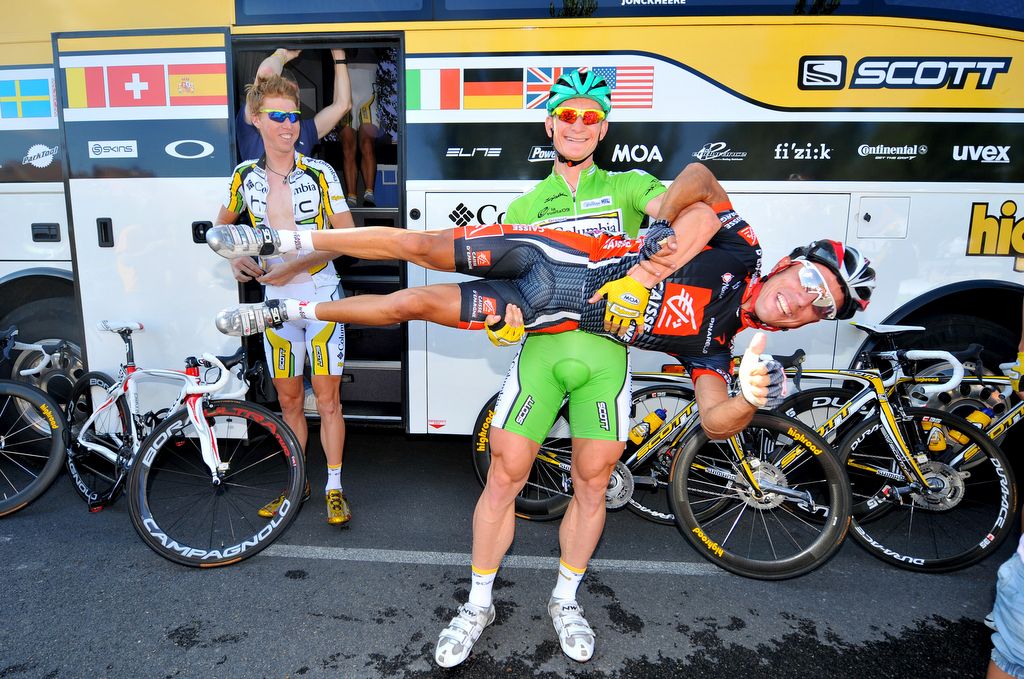 Andre Greipel has some fun carrying Joaquim Rodr&iacute;guez around at the 2009 Vuelta
