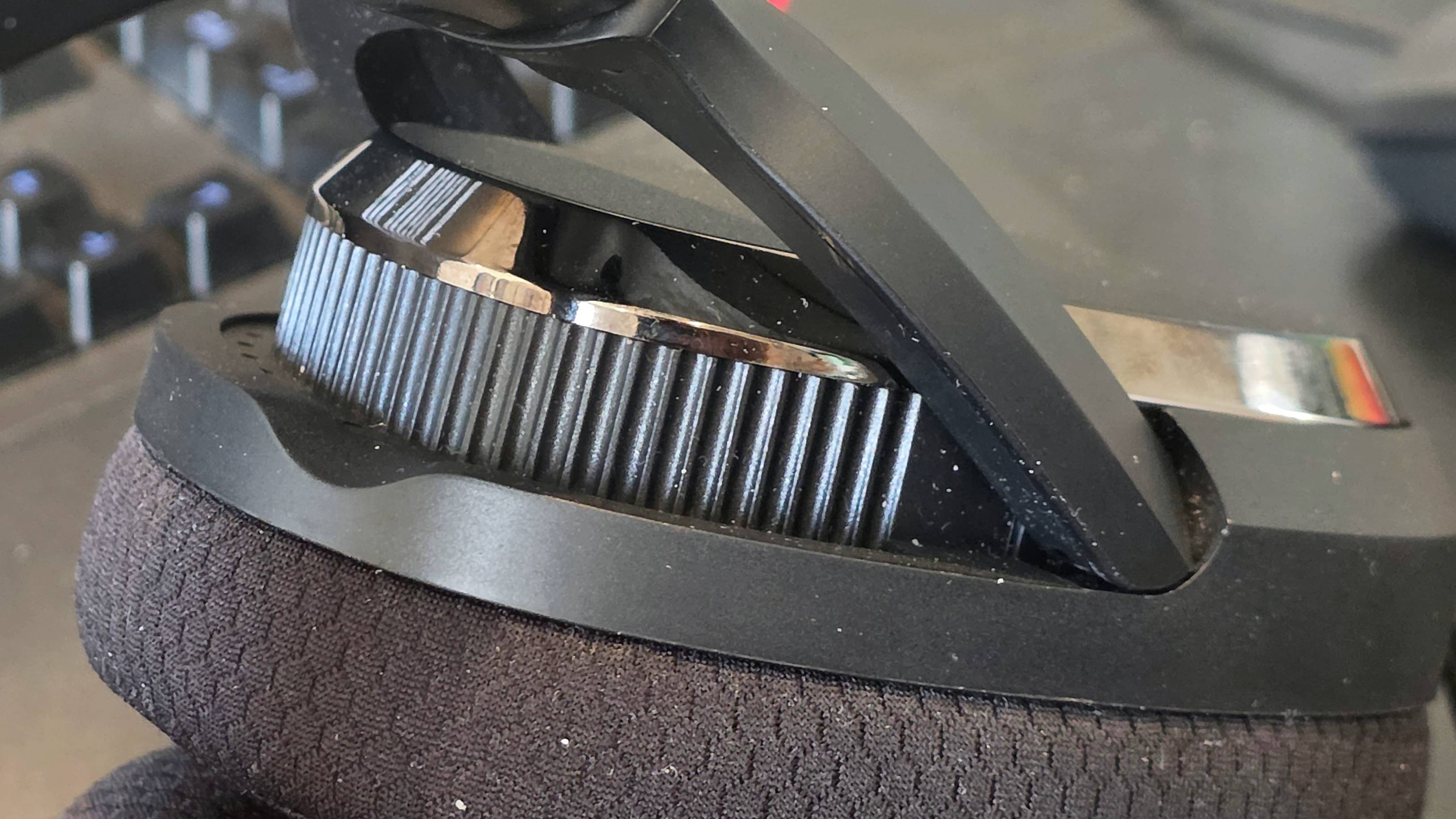 Grille decor on the FiiO FG3's cups.