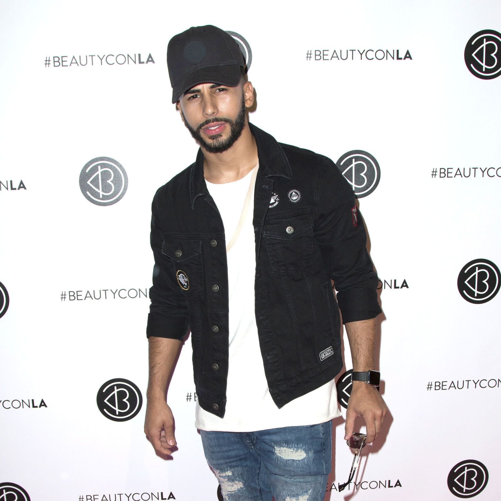 Cap, Sleeve, Denim, Style, T-shirt, Fashion, Cool, Pocket, Black hair, Carpet, 
