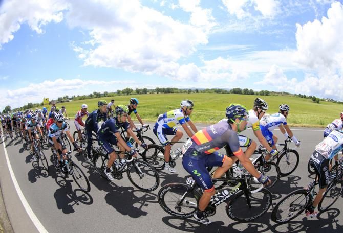 The peloton were greated by warm weather on stage 13