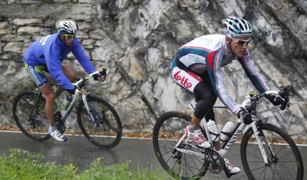 Philippe Gilbert (Omega Pharma-Lotto) leads Vincenzo Nibali (Liquigas-Doimo) on the descent.