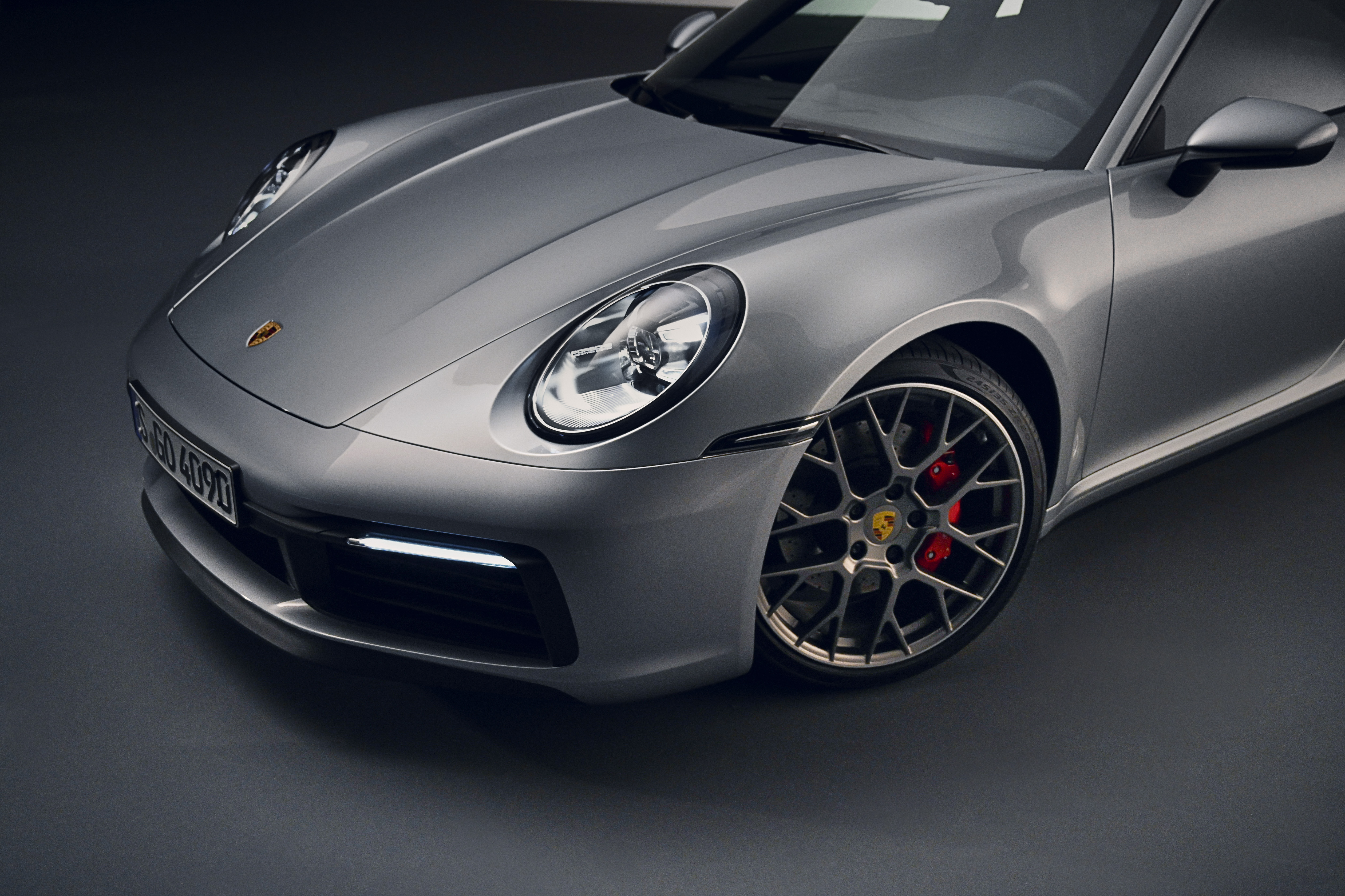 Front aspect view of Porsche 911 Carrera 4S