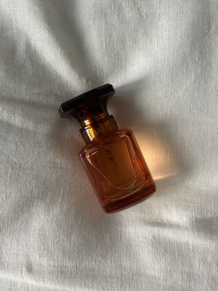 Junior beauty editor Grace Lindsay testing the Fenty Hair & Body Mist