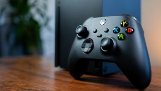 Controller van Xbox Series X rechtopstaand voor de console